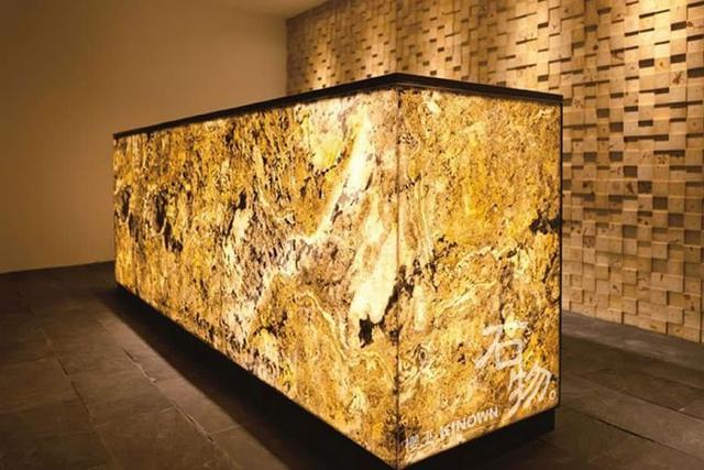 Feuille de pierre éclairé